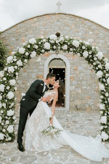 Παραμυθένια αψίδα λουλουδιών με ορτανσίες, τριαντάφυλλα και λυσίανθο