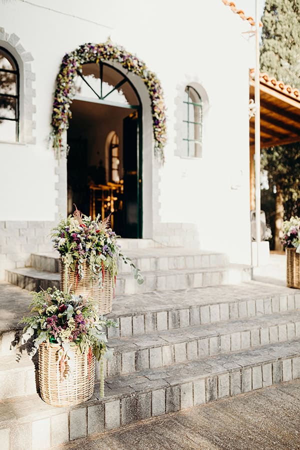 Εντυπωσιακός στολισμός εισόδου εκκλησίας από ψάθινα καλάθια και γιρλάντα λουλουδιών Εντυπωσιακός στολισμός εισόδου εκκλησίας από ψάθινα καλάθια και γιρλάντα λουλουδιών