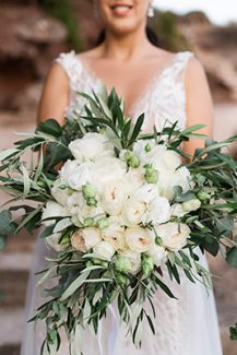 Πλούσια νυφική ανθοδέσμη από φύλλα ελιάς, λευκά άνθη και πρασινάδα