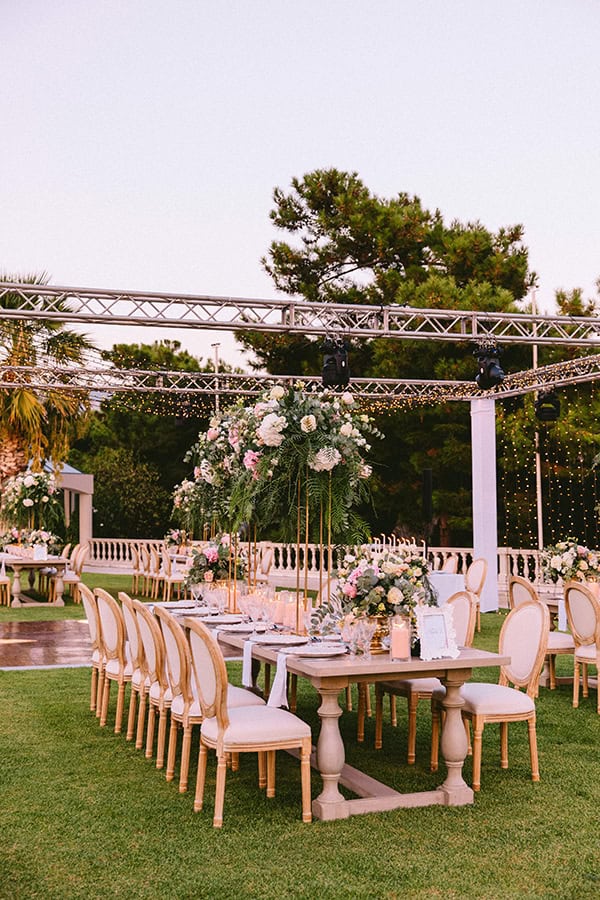 luxurious-wedding-romantic-florals-hydrangeas-roses_35