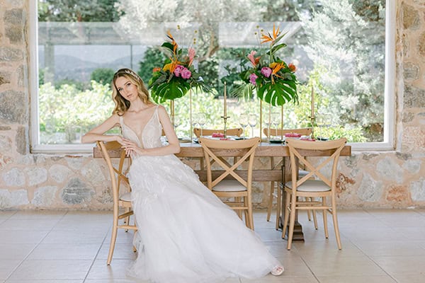 Luxury tropical styled shoot με λουλούδια σε έντονες αποχρώσεις