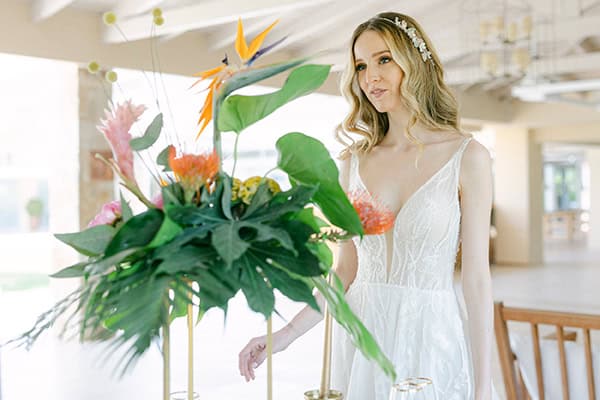 luxury-tropical-styled-shoot-flowers-vivid-hues_03x