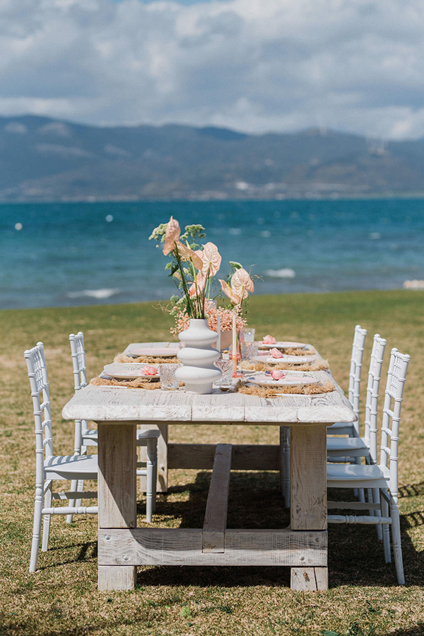 minimal-wedding-table-decoration-ideas-calla-lillies_11