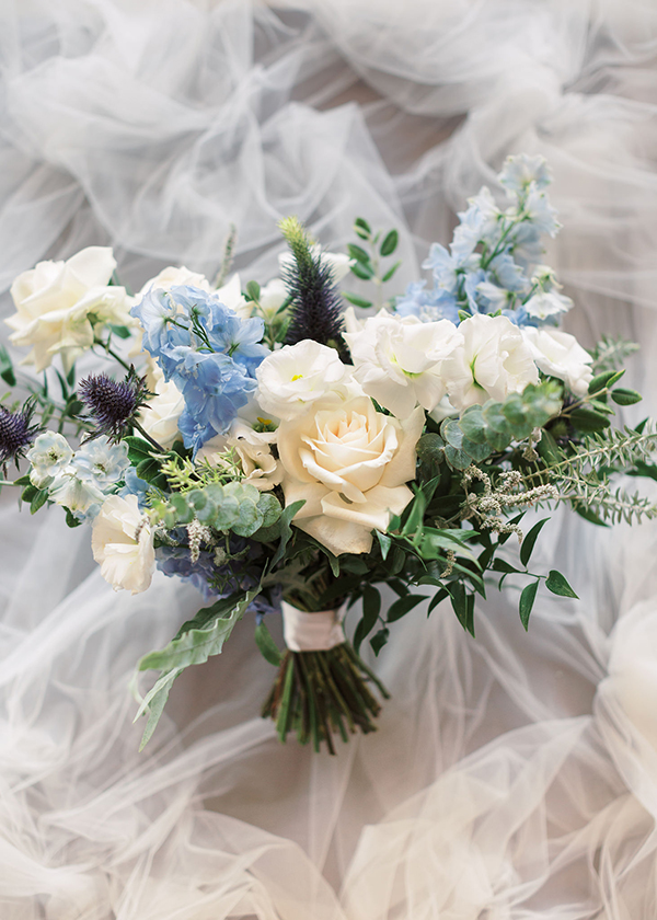 Μοντέρνα νυφική ανθοδέσμη από τριαντάφυλλα κι άλλα ιδιαίτερα λουλούδια Μοντέρνα νυφική ανθοδέσμη από τριαντάφυλλα κι άλλα ιδιαίτερα λουλούδια