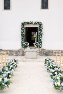 Modern chic στολισμός εισόδου εκκλησίας σε γαλάζιες, λευκές και μπλέ αποχρώσεις