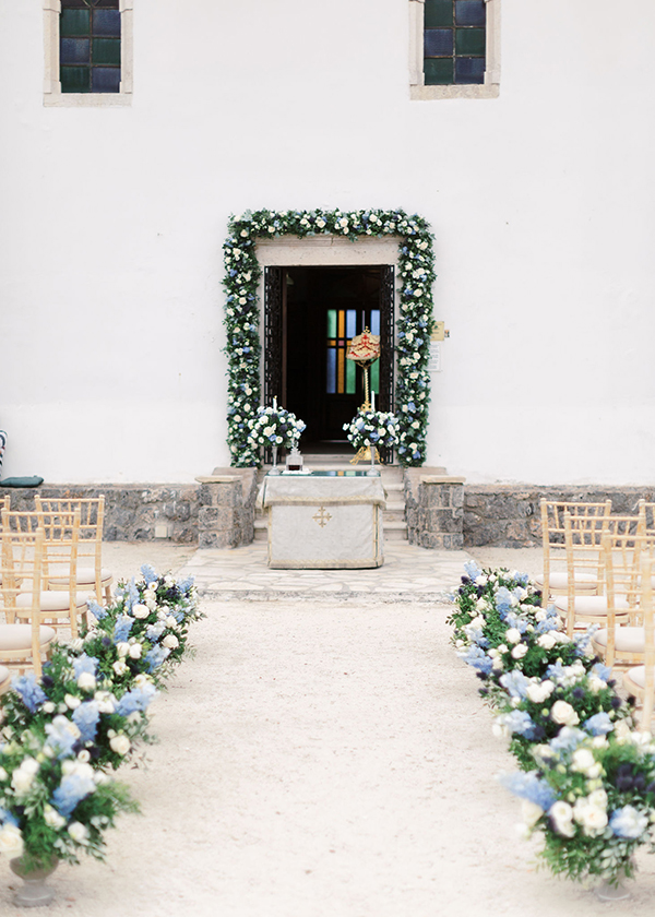 Modern chic στολισμός εισόδου εκκλησίας σε γαλάζιες, λευκές και μπλέ αποχρώσεις