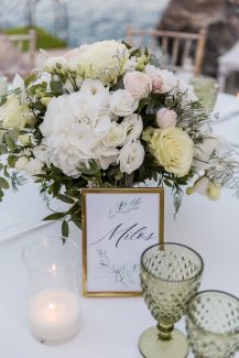 Αρίθμηση τραπεζιών δεξίωσης με χρυσή elegant κορνίζα