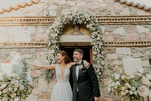 Υπαίθριος καλοκαιρινός γάμος στην Αθήνα με ρομαντικές παιώνιες και ευτυχισμένα στιγμιότυπα │ Νικόλ & Μάρκος