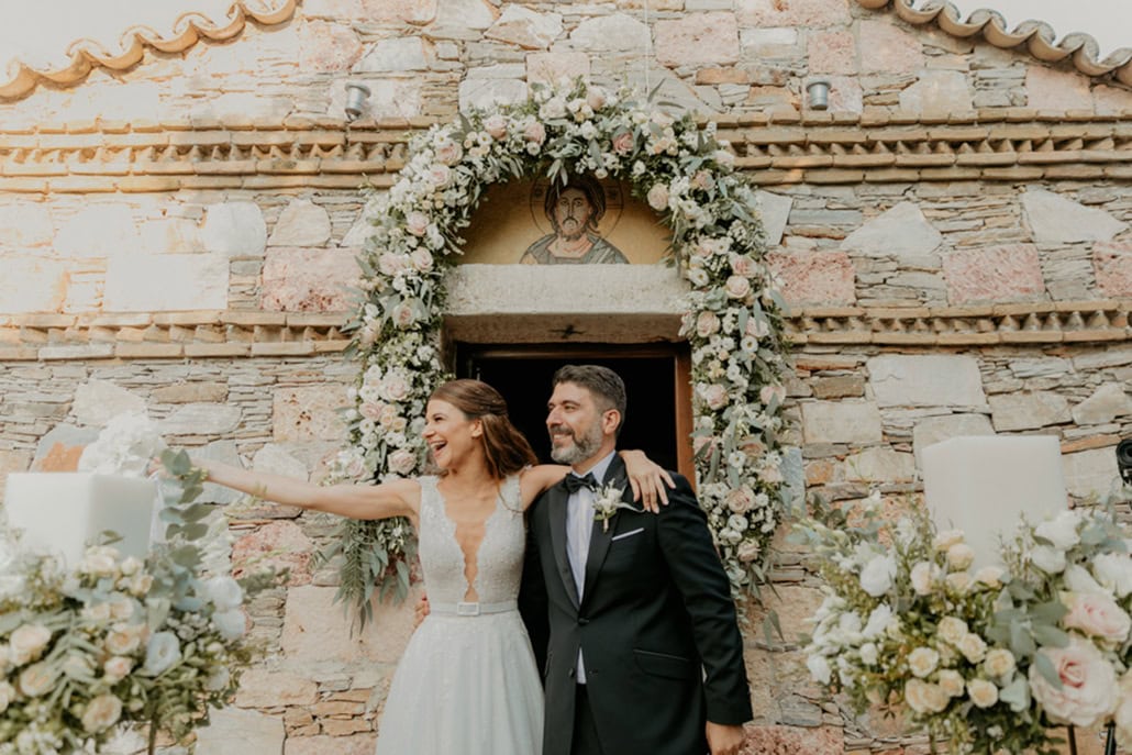 Υπαίθριος καλοκαιρινός γάμος στην Αθήνα με ρομαντικές παιώνιες και ευτυχισμένα στιγμιότυπα │ Νικόλ & Μάρκος