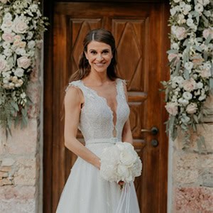 Υπαίθριος καλοκαιρινός γάμος στην Αθήνα με ρομαντικές παιώνιες και ευτυχισμένα στιγμιότυπα │ Νικόλ & Μάρκος