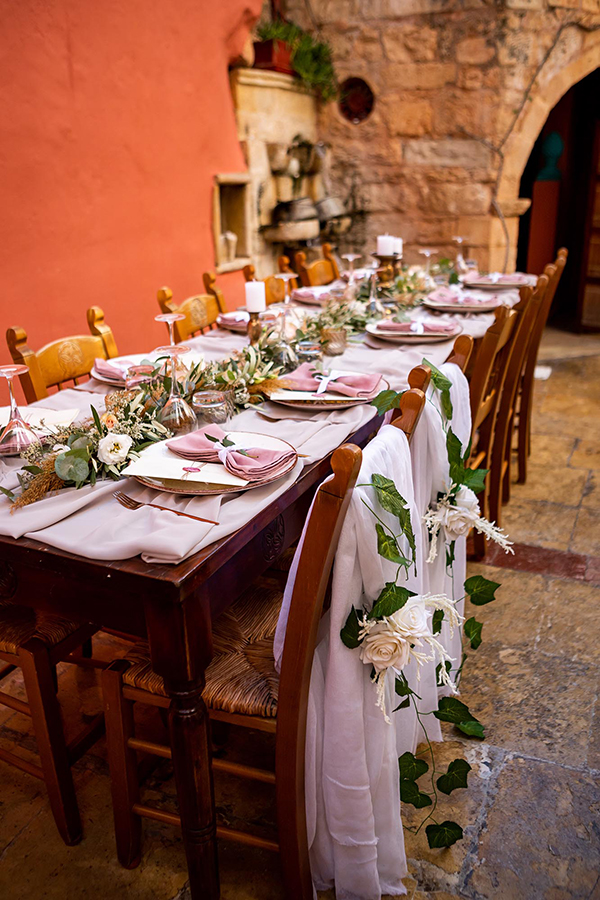 Ρουστίκ στολισμός γαμήλιου τραπεζιού με γιρλάντα λουλουδιών από φύλλα ευκαλύπτου
