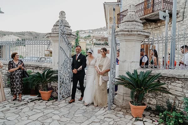 rustic-fall-wedding-leykara-happy-snapshots_12x