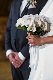 Simply chic νυφική ανθοδέσμη από λευκές ορχιδέες