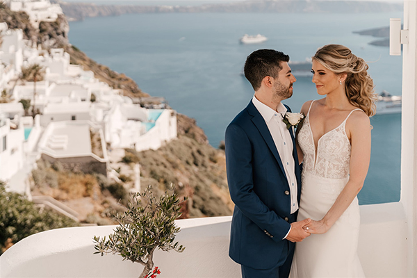 utterly-romantic-destination-wedding-santorini-white-roses-elegant-details_01