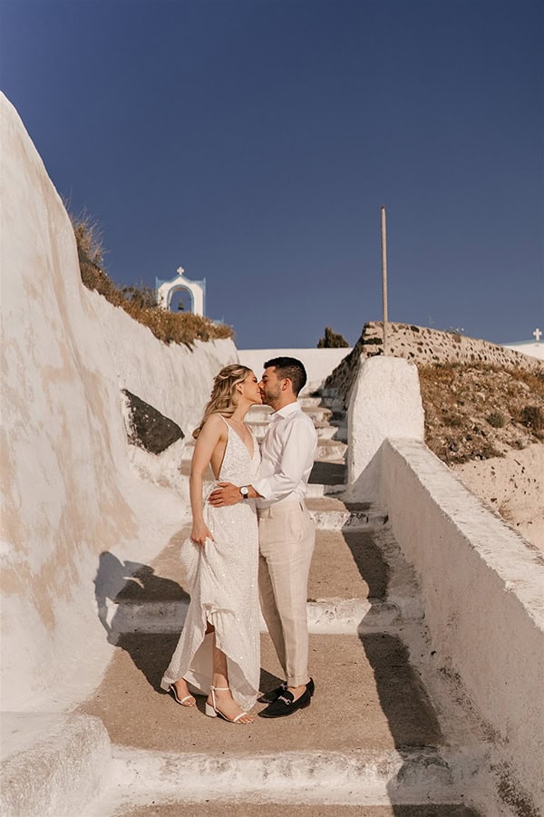 utterly-romantic-destination-wedding-santorini-white-roses-elegant-details_04