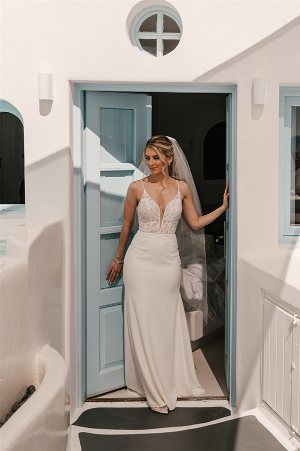 utterly-romantic-destination-wedding-santorini-white-roses-elegant-details_07