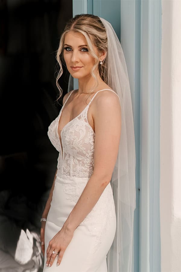 utterly-romantic-destination-wedding-santorini-white-roses-elegant-details_09