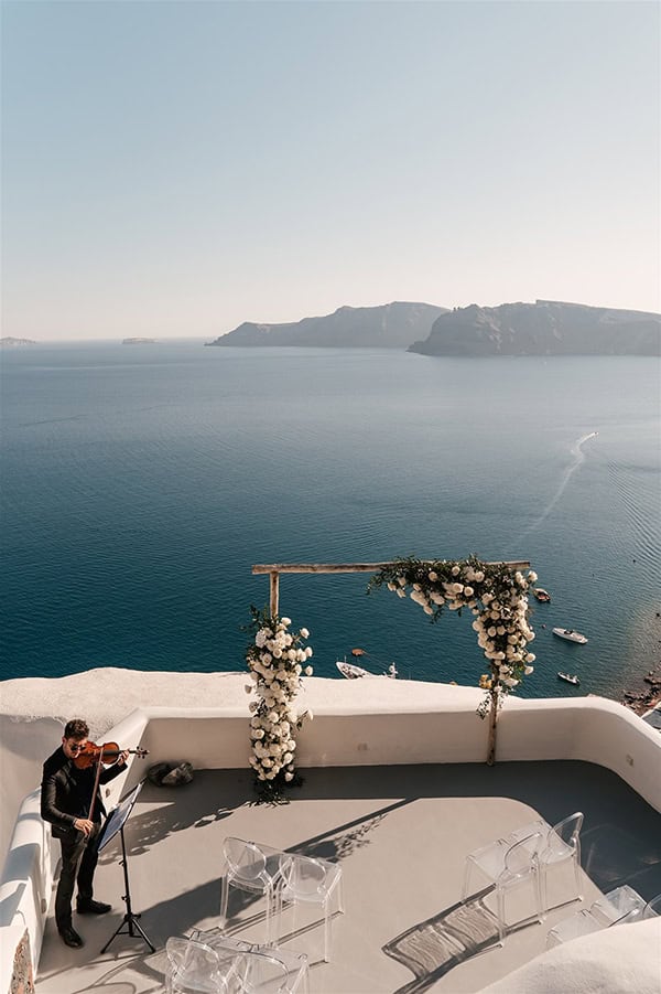 utterly-romantic-destination-wedding-santorini-white-roses-elegant-details_14
