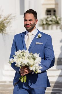 Λευκή νυφική ανθοδέσμη από ορχιδέες και άλλα ρομαντικά λουλούδια Λευκή νυφική ανθοδέσμη από ορχιδέες και άλλα ρομαντικά λουλούδια