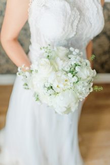 Ολόλευκη νυφική ανθοδέσμη με παιώνιες Ολόλευκη νυφική ανθοδέσμη με παιώνιες