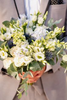 Υπέροχη νυφική ανθοδέσμη από λυσίανθο, ορτανσίες και τριαντάφυλλα Υπέροχη νυφική ανθοδέσμη από λυσίανθο, ορτανσίες και τριαντάφυλλα