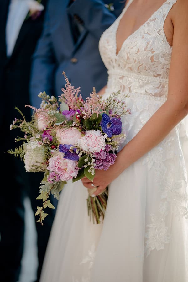 Όμορφη νυφική ανθοδέσμη με ορχιδέες και παιώνιες