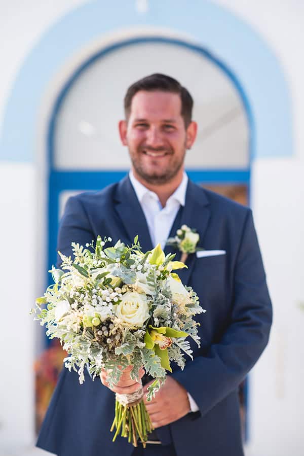 Όμορφη νυφική ανθοδέσμη από λευκά τριαντάφυλλα και γυψοφίλη