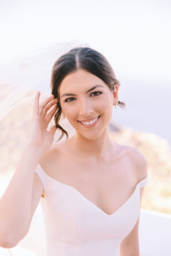 Υπέροχο νυφικό χτένισμα με χαμηλό κότσο