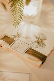 Υπέροχη μπομπονιέρα γάμου – καδράκι με πεταλούδες Υπέροχη μπομπονιέρα γάμου – καδράκι με πεταλούδες