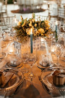 Όμορφος στολισμός τραπεζιού δεξίωσης με λουλούδια σε colorful pot