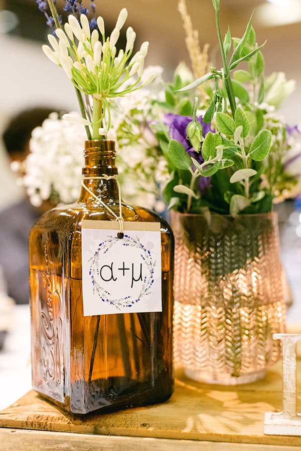 Υπέροχος στολισμός τραπεζιού δεξίωσης με βαζάκια από λεβάντες και άλλα ιδιαίτερα άνθη