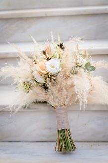 Bohemian style νυφική ανθοδέσμη με pampas grass και τριαντάφυλλα Bohemian style νυφική ανθοδέσμη με pampas grass και τριαντάφυλλα