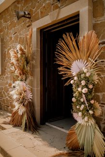 Boho tropical στολισμός εισόδου εκκλησίας από φύλλα φοίνικα Boho tropical στολισμός εισόδου εκκλησίας από φύλλα φοίνικα