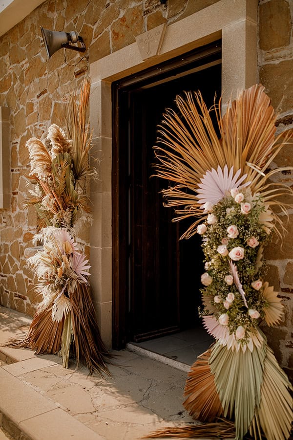 Boho tropical στολισμός εισόδου εκκλησίας από φύλλα φοίνικα