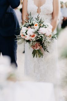 Νυφική ανθοδέσμη από πανέμορφες peach παιώνιες Νυφική ανθοδέσμη από πανέμορφες peach παιώνιες