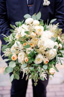 Νυφική ανθοδέσμη με λευκές παιώνιες και peach πινελιές Νυφική ανθοδέσμη με λευκές παιώνιες και peach πινελιές