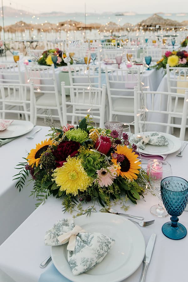 Βright στολισμός τραπεζιού δεξίωσης με sunflowers και πρωτέα