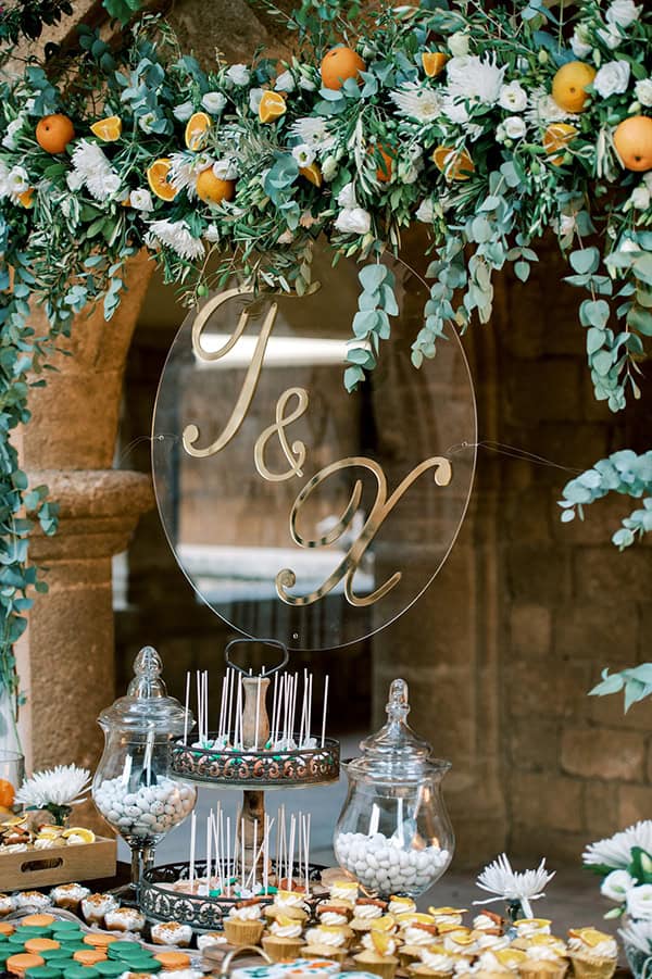 Candy table στολισμένο από πρασινάδα και εσπεριδοειδή