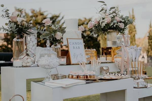 Chic στολισμός candy bar γάμου με χρυσές λεπτομέρειες και τριαντάφυλλα