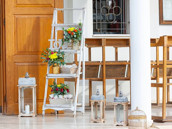 Colorful στολισμός εκκλησίας με βάζα λουλουδιών σε ζωηρά χρώματα Colorful στολισμός εκκλησίας με βάζα λουλουδιών σε ζωηρά χρώματα