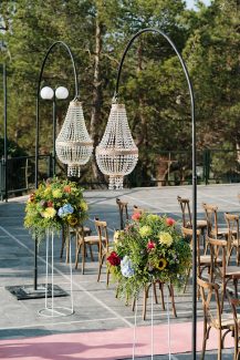 Colorful στολισμός χώρου τελετής γάμου με πολύχρωμες ανθοσυνθέσεις και πολυελαίους