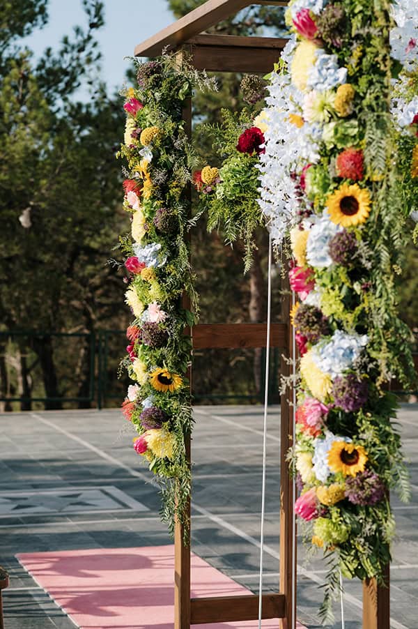 Πολύχρωμη ξύλινη αψίδα λουλουδιών με sunflowers Πολύχρωμη ξύλινη αψίδα λουλουδιών με sunflowers