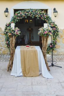 Στολισμός εισόδου εκκλησίας με κυκλική αψίδα και λαμπάδες από θαλασσόξυλα