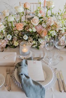 Ονειρεμένος στολισμός τραπεζιού δεξίωσης με κεριά και πλούσια γιρλάντα σε παστέλ αποχρώσεις