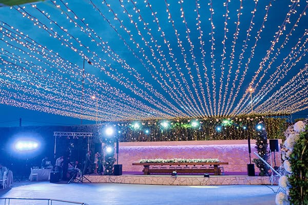 Μαγευτικός στολισμός δεξίωσης γάμου με οροφή από fairy lights