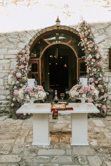 Παραμυθένιος στολισμός εισόδου εκκλησίας με γυψοφίλη και λουλούδια σε soft τόνους