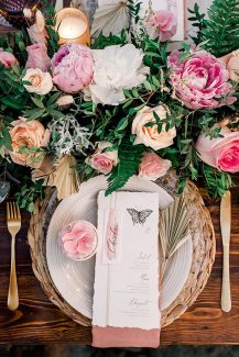 Παραμυθένιος στολισμός τραπεζιού δεξίωσης με ρομαντικά τριαντάφυλλα και παιώνιες σε απαλές αποχρώσεις