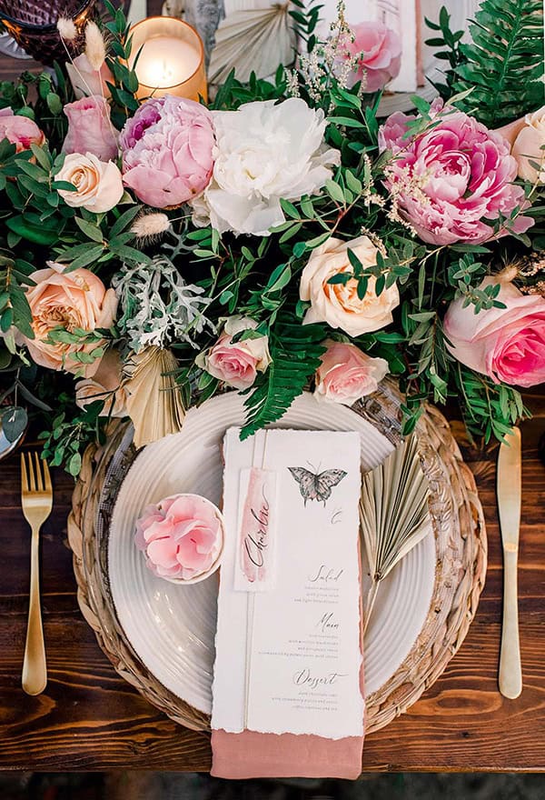 Παραμυθένιος στολισμός τραπεζιού δεξίωσης με ρομαντικά τριαντάφυλλα και παιώνιες σε απαλές αποχρώσεις