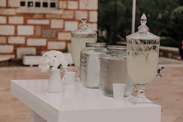 Drink station με λεμονάδα για στολισμό εκκλησίας