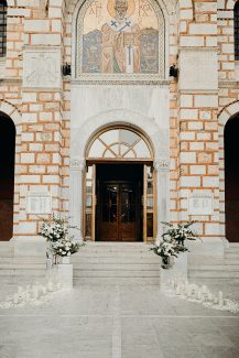 Elegant στολισμός εξωτερικού χώρου εκκλησίας